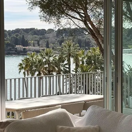 Cap D Contemporaine Pied Dans L Eau *